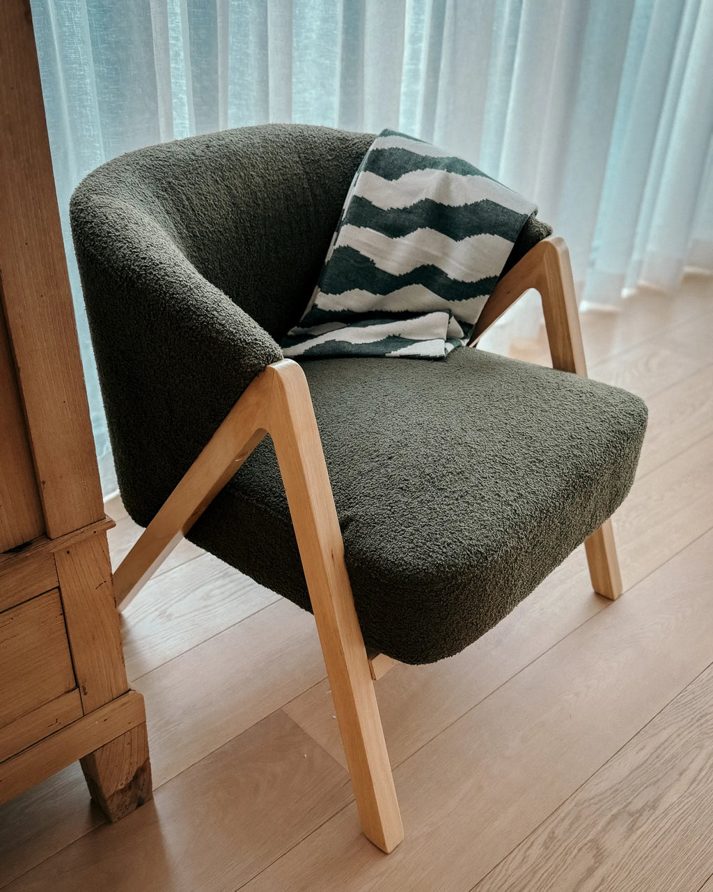 Armchair DORANO Boucle Dark Green – angled product view